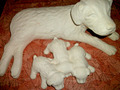 Deko Hundemutter mit Welpen in weiß
