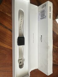 Apple Watch Series 3 38mm Silber Aluminium Gehäuse Graues Sport Armband...