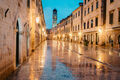 Schöne Dämmerungsansicht der historischen Stadt Dubrovnik mit berühmter Hauptstr