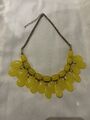 Magnifique collier fantaisie grosses perles jaunes en forme de gouttes