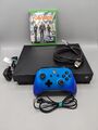 Microsoft Xbox One X - 1 TB - schwarze Konsole mit Controller und Spiel 