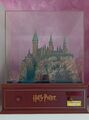 Hogwarts Castle Modell (Harry Potter) unter Acrylglas, Sammlerstück mit DVDs.