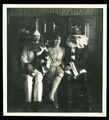 Dackel mit Hut und Frau zwischen zwei Männern beim Karneval  - Foto 8x9cm