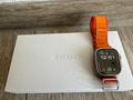 Apple Watch Ultra 49mm Titangehäuse mit Orange Alpine Loop Armband, Medium 