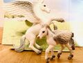 Schleich Bayala Pegasus 70433 steigend Pferd mit Fohlen 70448