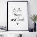 JUNIWORDS Poster mit Rahmen "To the moon and back" Geschenk Geburtstag DIN A4 A3