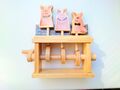Shaun das Schaf Timberkit Automat mit Kurbel aus Holz Drei Kleine Schweine
