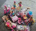 Barbie Puppen Paket - Pferde, Auto, Motorroller, Kleidung, Baby, Wiege usw.
