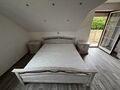 Bett 180x200 mit Matratze und Nachtkästchen