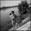 Weiblich Mit Kinder IN Les Bras Wasser - Negativ Foto Antik + Druck Von 1948