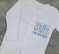 Personalisierter Babygrow Schlafanzug, Hello World, Baby Junge blau Geschenk, maßgeschneidert