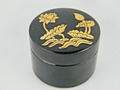 Vintage schwarze Lackdose Blumenverzierung Gold aus Sammlung Pillendose rar wow