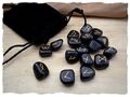 Runenset mit schwarzen Runensteinen im Samtbeutel - Älteres Futhark