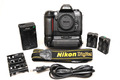 Nikon D100 Digitalkamera mit Nikon Batterie-Griff MB-D100