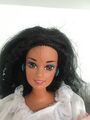 Barbie Puppe schwarze Haare, braune Augen mit Kratzern an den Beinen