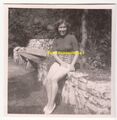 Foto junges hübsches Mädchen im modischen Pullover im Park sweety Girl 1950