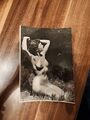 Erotische Fotografie/Frau Nackt Kniend Im Gras/1960er/18cm x 12.5cm/Original/SW 