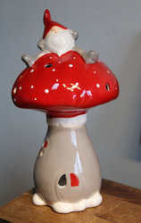 Teelichthalter Pilz mit Wichtel, H 21,5 cm, Keramik-Windlicht, Weihnachtsdeko