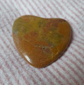 Geschliffener Stein in Herzform, Material unbekannt