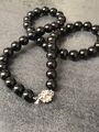 Schwarze Onyx Perlenkette mit Sterlingsilber Blumenklatschen Top Zustand