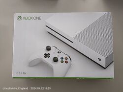 Microsoft Xbox One S 1TB weiße Konsole + Controller & Spiel sehr guter Zustand 