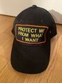trucker cap schwarz mit gestickter Aufschrift „protect me from what I want“