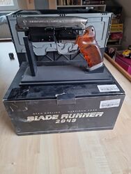 BLADE RUNNER 2049  Blu-ray Rare Deckard  Blaster Model Ed Neca oop German 