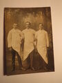 3 junge Männer mit Schürze - Handwerker - Kulisse / Foto
