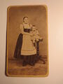 stehende junge Frau im Reifrock Schürze & kleines Kind - ca. 1870er Jahre  CDV