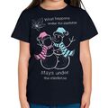 WHAT HAPPENS UNDER THE MISTLETOE STAYS KINDER T-SHIRT TOP GESCHENK SCHNEEMANN KUSS