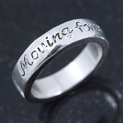 Rhodinierter gravierter Ring ""Moving forward never looking back"" - Größe 8