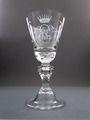 Ein hochwertiges Weinglas von Josephinenhütte aus der Zeit um 1900 im Barockstil