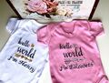 Hello World personalisierte Babyweste, Body, wachsen, Outfit Weihnachten Baby Mädchen Junge Geschenk