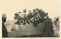 Foto WK2 Gefangene Engländer in Afrika  auf Beute Panzer. M1.09