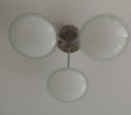 Deckenlampe LED 3-armig mit weißen geschlossenen Echtglasschirmen
