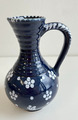 Gmundner Keramik Dirndl blau Vase 14 cm mit Henkel GK985 (2401DM19) 05/24