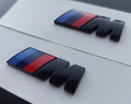 2 x M Emblem Logo Schwarz Glanz Kotflügel Badge Seite M Paket Für BMW in 45x15mm