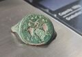 Antiker römischer Ring mit zwei tanzenden Menschen, antikes Artefakt des...