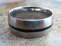 herren ring titanium edelstahl platinfarben matt mit schwarzem streifen 22 mm