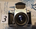 Pentacon six TL mit defektem Objektiv (Blende) Biometar 2,8/80 und Fototasche