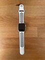 Apple Watch Series 5 Nike 40mm Silber Aluminiumgehäuse mit Pure Platinum/Schwarz