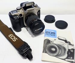 Set: Canon EOS 50E SLR-Kamera + USM III Objektiv 28-80 mm F3.5-5.6
