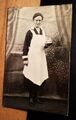 Frau mit Schürze - kleines Tablett - Dienstmädchen ? / Foto ca. 1910-20er Jahre