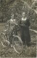 Mutter und Tochter im Wald mit Blumen und tollem Fahrrad antikes Foto