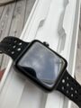 Apple Watch Series 3 42mm Aluminiumgehäuse-Space Grau mit Sportarmband.