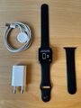 Apple Watch Series 3 42mm Alu-Case in Space Grau mit Sportband Black (GPS + LTE)