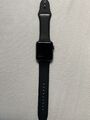 Apple Watch Series 3 42mm Aluminiumgehäuse in Space Grau mit Sportarmband in…
