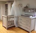 Kinderzimmer-Set: Bett, Kleiderschrank, Kommode, Regale, Babybett-Umbausatz 