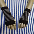 Hübsche Stulpen / fingerlose Handschuhe, schwarz, grau gestreift