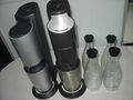 SODASTREAM Wassersprudler: 2.0 Titan CY8002 + 1.0 Silber CY8001 + 4 Glasflaschen
